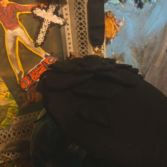 Vintage wool felt fascinator with monochromatic flower with leaves - Picture 6 of 9